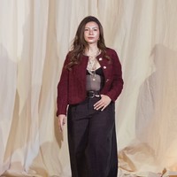 Shaloom tampil dengan gaya modern klasik bernuansa bold. Ia memadukan bralette hitam dengan outer pendek berbahan tweed atau wool berwarna maroon tua. Foto: Instagram/@wulanguritno