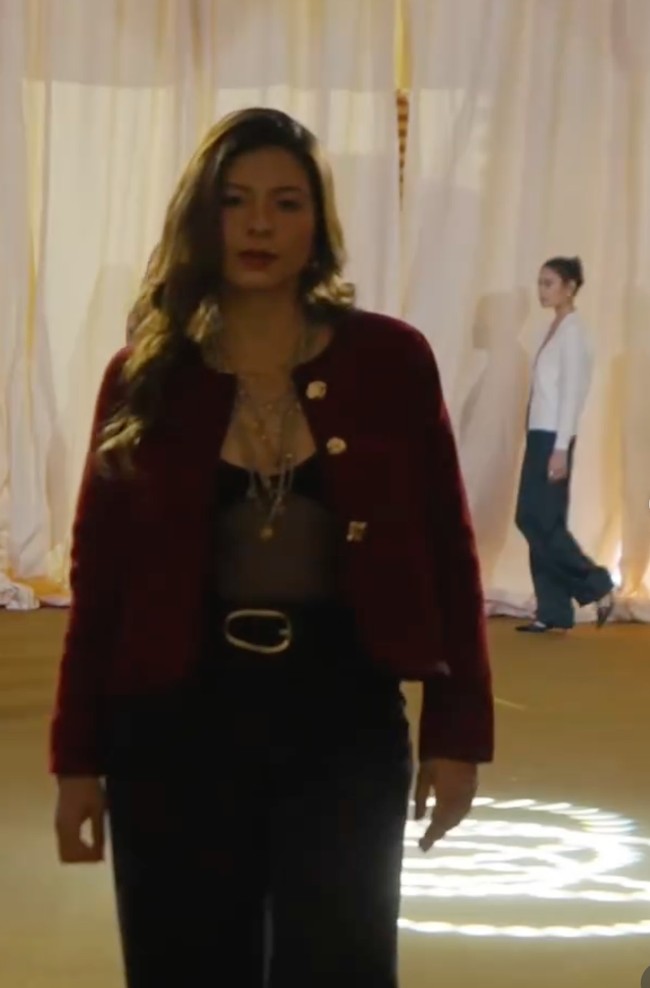 Di bagian leher terlihat tumpukan kalung emas dengan berbagai panjang, menciptakan kesan statement. Untuk bawahannya memilih celana panjang hitam berpotongan lurus dengan siluet jatuh. Foto: Instagram/@wulanguritno