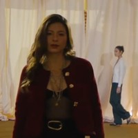 Di bagian leher terlihat tumpukan kalung emas dengan berbagai panjang, menciptakan kesan statement. Untuk bawahannya memilih celana panjang hitam berpotongan lurus dengan siluet jatuh. Foto: Instagram/@wulanguritno