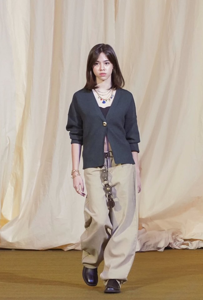 Sementara London tampil dengan gaya casual edgy yang lebih santai. Ia mengenakan cardigan pendek warna abu-abu gelap dipadukan dengan celana panjang longgar warna beige. Foto: Instagram/@wulanguritno