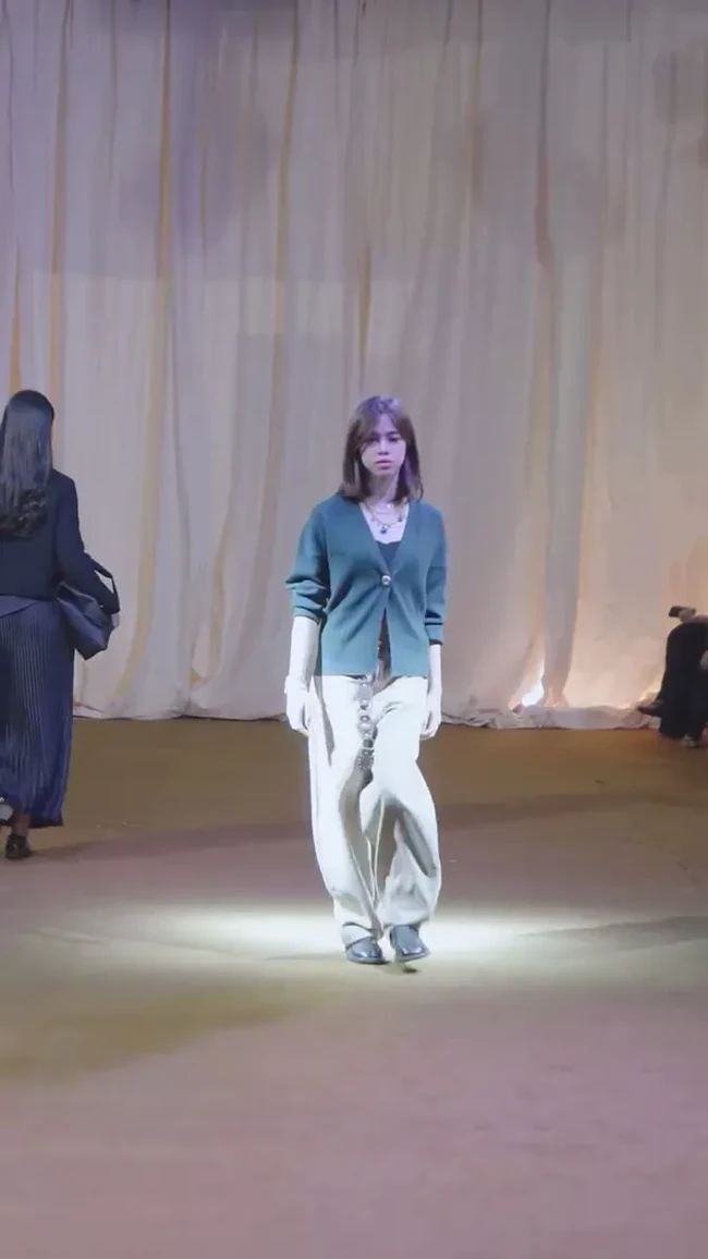 London melengkapi penampilannya dengan kalung berlapis dan gelang sederhana. Riasan wajahnya juga tampak minimalis, memancarkan kecantikan naturalnya. Foto: Instagram/@wulanguritno