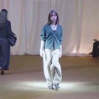 London melengkapi penampilannya dengan kalung berlapis dan gelang sederhana. Riasan wajahnya juga tampak minimalis, memancarkan kecantikan naturalnya. Foto: Instagram/@wulanguritno