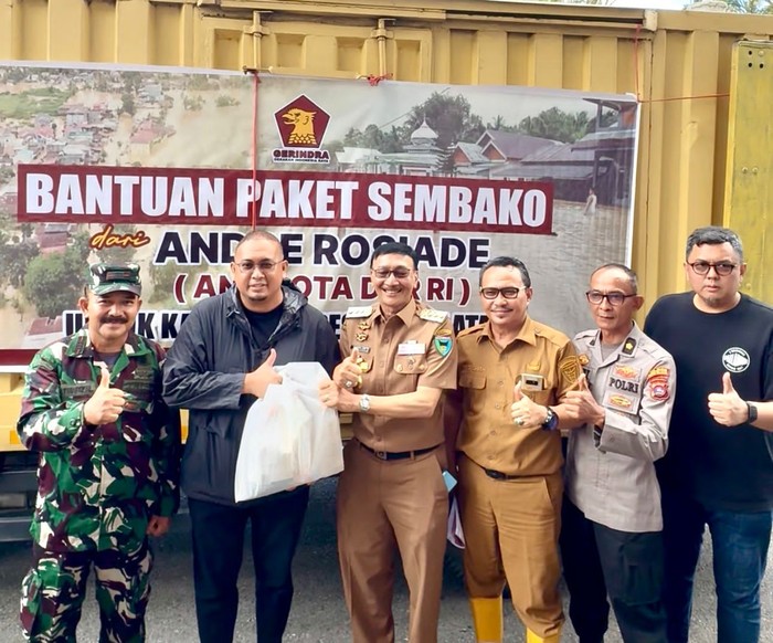 Andre Rosiade Salurkan 5.000 Paket Sembako ke Korban Bencana di Pessel