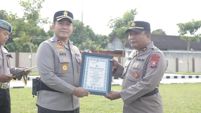 Sejumlah Anggota Polres Blitar Berprestasi Diguyur Penghargaan