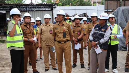 Asisten Bidang Perekonomian dan Pembangunan Kabupaten Badung, Ida Bagus Gede Arjana, bersama tim melihat progres pembangunan gedung selatan DPRD Badung di Puspem, Senin (15/12/2025).