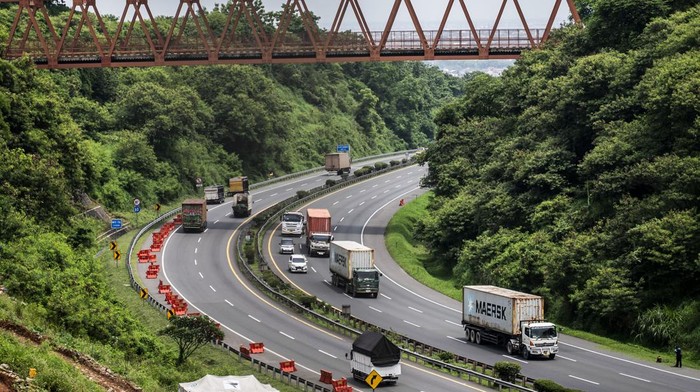 Sejumlah truk dan kendaraan roda empat melaju di Jalan Tol Trans Jawa Ruas Tanjungmas-Srondol, Semarang, Jawa Tengah, Selasa (16/12/2025). Kementerian Perhubungan, Korlantas Polri, dan Kementerian Pekerjaan Umum (PU) menerbitkan Surat Keputusan Bersama (SKB) tentang pembatasan operasional angkutan barang di jalan tol sebagai upaya meningkatkan keselamatan dan kelancaran lalu lintas selama arus libur Natal 2025 dan Tahun Baru 2026 yang berlaku mulai 1-20 Desember 2025, 23-28 Desember 2025, serta 2-4 Januari 2026, masing-masing pukul 00.00 hingga 24.00 waktu setempat. ANTARA FOTO/Aprillio Akbar/foc.