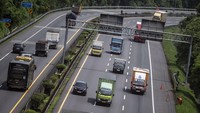 Sejumlah truk dan kendaraan roda empat melaju di Jalan Tol Trans Jawa Ruas Tanjungmas-Srondol, Semarang, Jawa Tengah, Selasa (16/12/2025). Foto: ANTARA FOTO/Aprillio Akbar