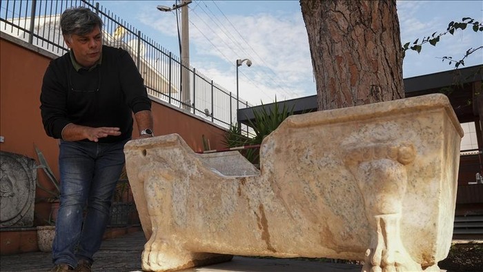 Bak Mandi Mewah Zaman Romawi Tiba-tiba Muncul dari Tanah Efesus