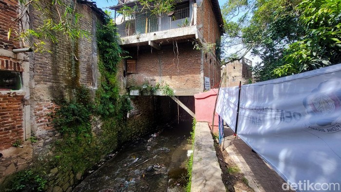 Bangunan Liar di Atas Sungai Dibongkar demi Entaskan Banjir Cimahi