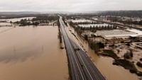 Foto dari drone menunjukkan air banjir di jalan raya yang ditutup di daerah yang dilanda banjir oleh Sungai Green, setelah beberapa aliran atmosfer membawa hujan dan banjir ke wilayah Pasifik Barat Laut, di Kent, Washington, AS, kemarin. REUTERS/David Ryder  