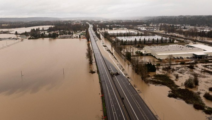 A home stands flooded by the Green River, after multiple atmospheric rivers brought rain and flooding to the Pacific Northwest, in Auburn, Washington, U.S., December 15, 2025.  REUTERS/David Ryder