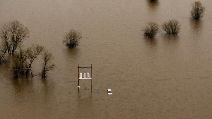 A home stands flooded by the Green River, after multiple atmospheric rivers brought rain and flooding to the Pacific Northwest, in Auburn, Washington, U.S., December 15, 2025.  REUTERS/David Ryder