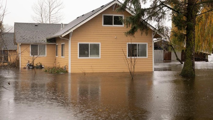 A home stands flooded by the Green River, after multiple atmospheric rivers brought rain and flooding to the Pacific Northwest, in Auburn, Washington, U.S., December 15, 2025.  REUTERS/David Ryder