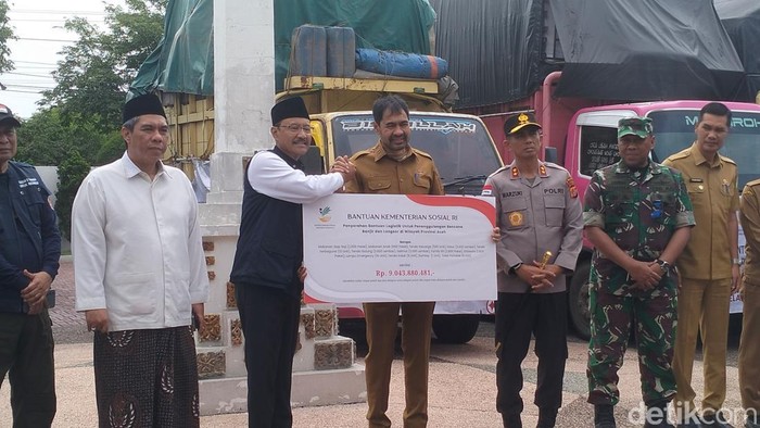 Mensos Salurkan Bantuan Rp 9 M ke Korban Bencana di Aceh