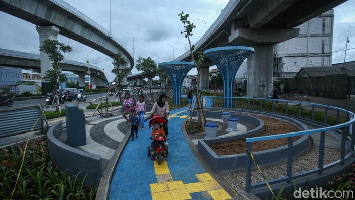 Warga bermain di Taman Gapura Muka Cakung, Jakarta Timur, Selasa (16/12/2025). 
Jakarta terus menambah Ruang Terbuka Hijau (RTH) yang ramah anak, salah satunya di Jalan Raya Bekasi, Cakung, Jakarta Timur.