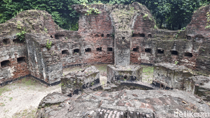 Pesona Eksotis dan Misterius Reruntuhan Benteng Martello di Pulau Bidadari