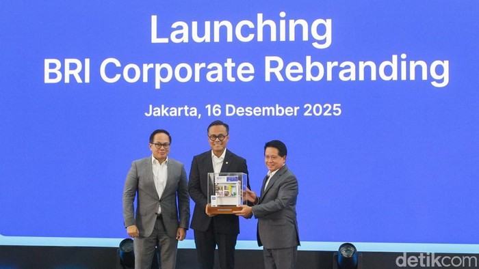 Wakil Menteri BUMN Kartika Wirjoatmodjo, Direktur Utama BRI Hery Gunardi serta COO Danantara Indonesia Dony Oskaria saat meresmikan secara simbolis Coorporate Rebrandring BRI di Gedung BRIlian, Jakarta, Selasa (16/12/2025).
PT Bank Rakyat Indonesia (BRI) meluncurkan rebranding baru sebagai bagian dari transformasi berkelanjutan. Langkah ini bertujuan memperkuat relevansi merek dan menjawab kebutuhan masyarakat yang semakin berkembang.