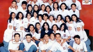 Ariel NOAH tampil bareng teman-temannya dengan gaya rambut belah tengah yang sudah jadi ciri khas sejak SMA. Foto: Instagram