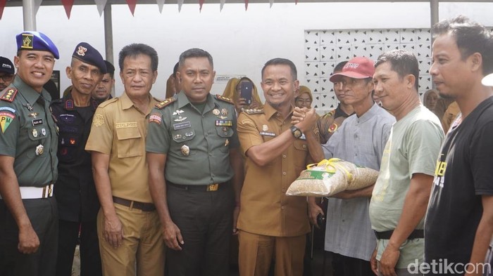 Bupati Bone Salurkan Bantuan 35.125 Kg Benih Padi untuk Petani