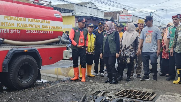 Banjir Muncar, Bupati Ipuk Kerahkan Alat Berat-Bagikan 1.500 Nasi Bungkus