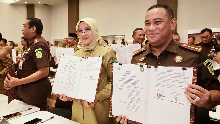 Bupati Ipuk Teken PKS Pidana Kerja Sosial, Dukung Penegakan Hukum Humanis