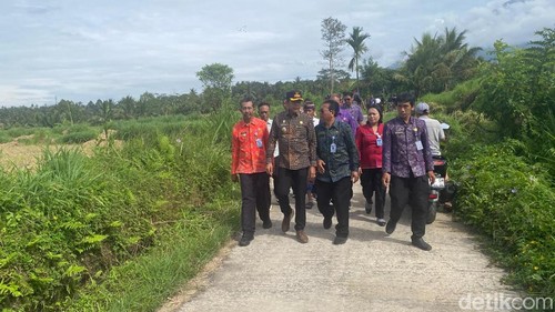 Bupati Karangasem I Gusti Putu Parwata saat meninjau jalan produksi Subak Selat, Kecamatan Selat, Karangasem, Selasa (16/12/2025). (I Wayan Selamat Juniasa)