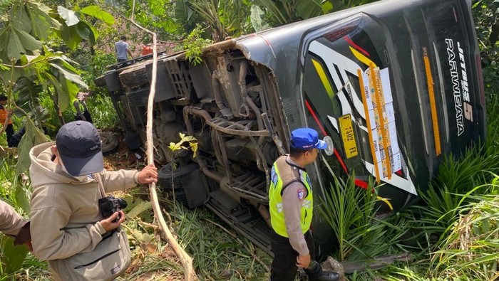 Bus Rombongan Peziarah dari Lampung Terguling di Turunan Tergo Kudus