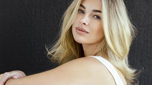 Sebagai model asal Inggris, Cam Reading sukses mencuri perhatian publik Italia lewat penampilan elegan dan berkelas. Foto: Instagram Cam Reading