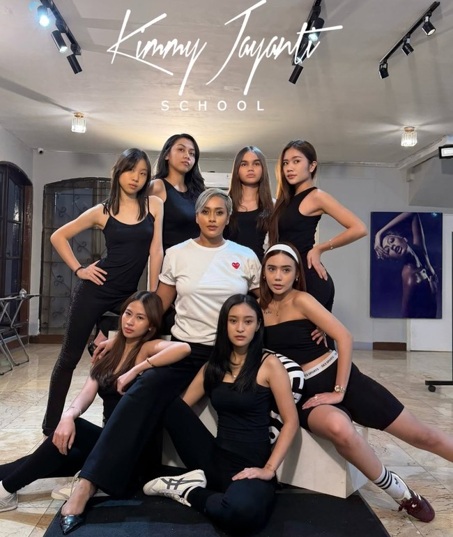 Sudah remaja, putri sulung Melaney Ricardo, Chloe Valentine Lynch, kembali mencuri atensi. Baru-baru ini wajahnya terlihat di antara foto murid-murid sekolah model milik Kimmy Jayanti. Foto: Instagram/@kimmyjayantischool