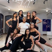 Sudah remaja, putri sulung Melaney Ricardo, Chloe Valentine Lynch, kembali mencuri atensi. Baru-baru ini wajahnya terlihat di antara foto murid-murid sekolah model milik Kimmy Jayanti. Foto: Instagram/@kimmyjayantischool