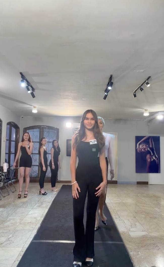 Potret saat Chloe belajar catwalk bersama Kimmy Jayanti. Aura model tampak begitu terpancar dari anak pertama Melaney dan Tyson Lynch itu. Foto: Instagram/@kimmyjayantischool