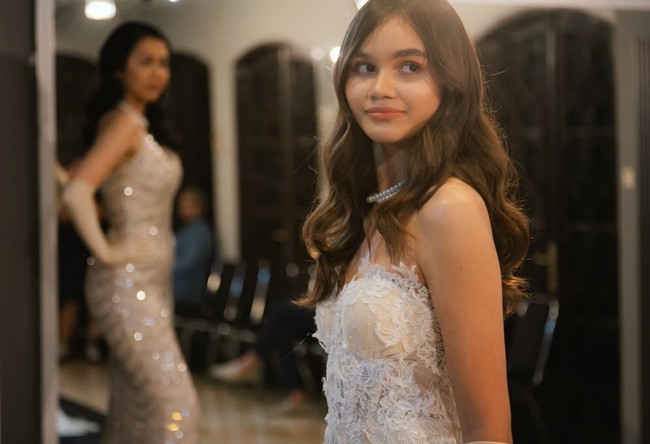 Tampil dengan pulasan riasan natural minimalis, Chloe terlihat makin memukau. Rambut panjang coklatnya ditata sederhana dengan dibuat curly. Foto: Instagram/@kimmyjayantischool