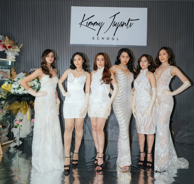 Saat ini Chloe baru saja lulus dari sekolah model tersebut. Pose bareng rekan-rekannya sesama murid Kimmy Jayanti, aura model Chloe kini makin terlihat. Foto: Instagram/@kimmyjayantischool