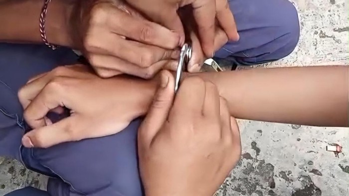 Borgol Tak Bisa Dilepas Saat Latihan Drama, Pelajar Bogor Minta Tolong Damkar