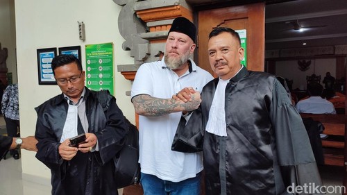 Daniel Domalski saat bersalaman dengan pengacara hukumnya usai terbebas dari dakwaan kasus narkotika di PN Denpasar, Selasa (16/12/2025). (Ahmad Firizqi Irwan/detikBali)