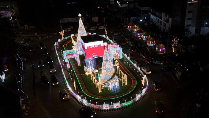 People walk past a Christmas light installation during a lighting ceremony in Lagos, Nigeria, December 7, 2025. REUTERS/Sodiq Adelakun