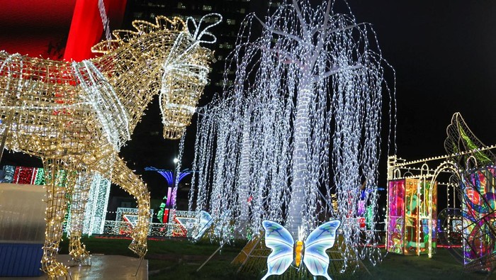 People walk past a Christmas light installation during a lighting ceremony in Lagos, Nigeria, December 7, 2025. REUTERS/Sodiq Adelakun