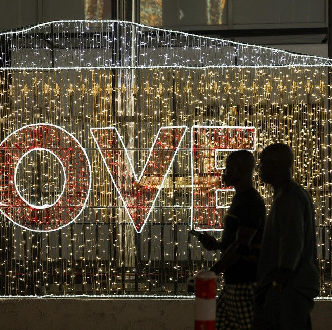 Dekorasi Cahaya Warnai Lagos saat Warga Hadapi Natal Paling Sulit