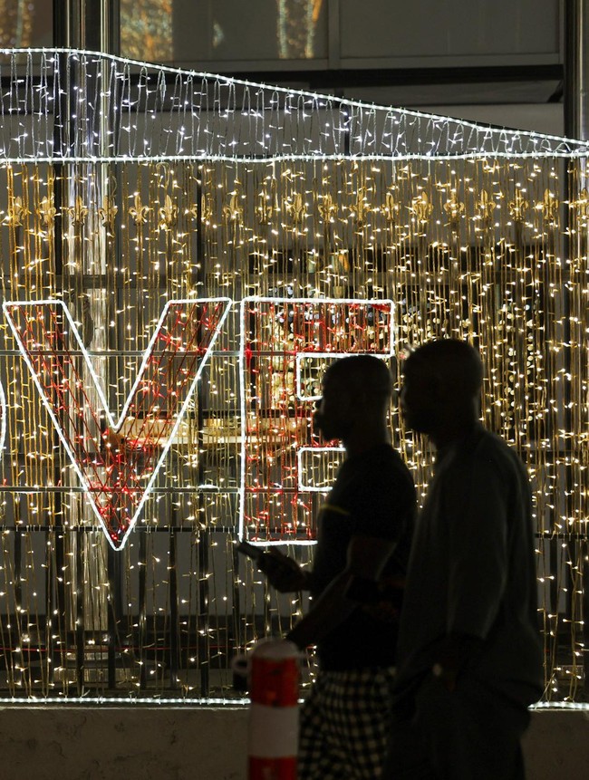 Dekorasi Cahaya Warnai Lagos saat Warga Hadapi Natal Paling Sulit