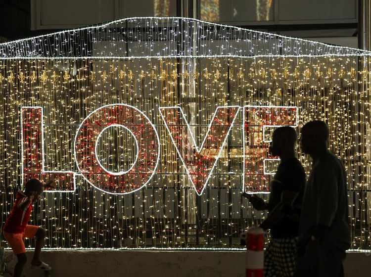 Dekorasi Cahaya Warnai Lagos saat Warga Hadapi Natal Paling Sulit