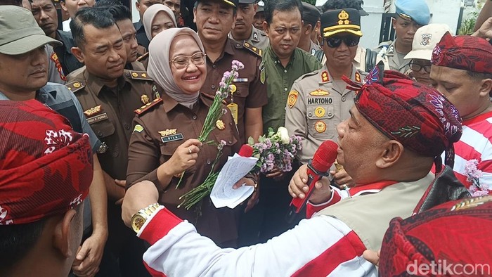 Massa Demo Kejari Sampang Minta Segera Tetapkan Tersangka Korupsi RSUD