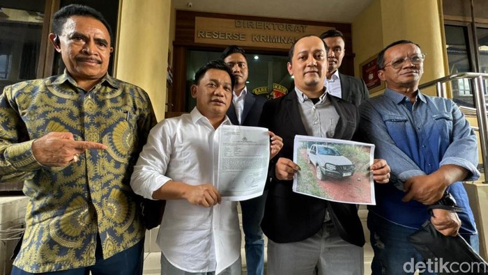 Perusahaan pertambangan emas PT Sultan Rafli Mandiri (PT SRM) melaporkan 15 WNA asal China ke Polda Kalimantan Barat (Kalbar), Selasa (16/12/2025). Laporan dibuat atas penyerangan dan perusakan aset perusahaan di Kecamatan Tumbang Titi, Kabupaten Ketapang pada Minggu (14/12).