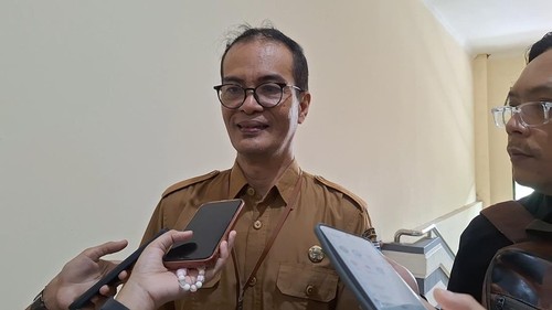 Disperinkop UKM Mataram, Jimmy Nelwan, saat diwawancarai, Senin (15/12/2025). (Nathea Citra/detikBali)