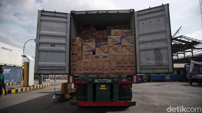 Dua kontainer bantuan kemanusiaan dilepas dari Pelabuhan Tanjung Priok, Jakarta Utara, Senin. Bantuan berisi kebutuhan pokok itu dikirim untuk warga terdampak banjir dan tanah longsor di Sumatera.