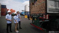 Ketua Umum Indonesian National Shipowners Association (INSA) Carmelita Hartoto bersama Sekretaris Umum INSA Darmansyah Tanamas meninjau pelepasan perdana bantuan kemanusiaan INSA Peduli di Pelabuhan Tanjung Priok, Jakarta Utara, Senin (15/12/2025).