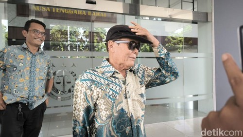 Eks Bupati Lotim Ali Bin Dachlan ditemui di depan lobi Kejati NTB usai diperiksa, Senin (15/12/2025).