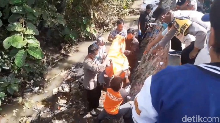 Evakuasi jenazah wanita yang ditemukan di Sungai Wonorejo, Pasuruan.