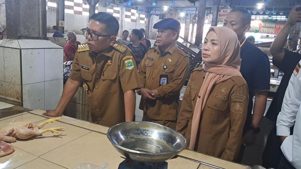 Gubernur Banten Andra Soni mengecek ketersediaan dan harga pangan di Pasar Ciruas, Kabupaten Serang Gubernur Banten Andra Soni mengecek ketersediaan dan harga pangan di Pasar Ciruas, Kabupaten Serang