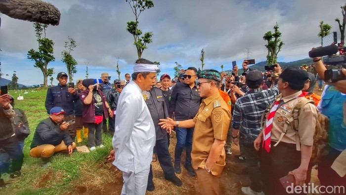 Belajar dari Sumatera, Dedi Mulyadi Tanam Pohon di Malabar