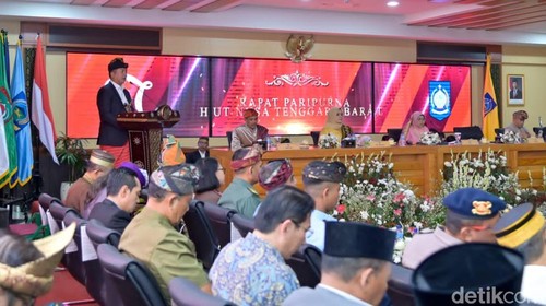Gubernur NTB Lalu Muhamad Iqbal bersama Wakil Gubernur NTB Indah Dhamayanti Putri dan Ketua DPRD NTB Baiq Isvie Rupaeda saat paripurna HUT NTB, Selasa (16/12/2025).